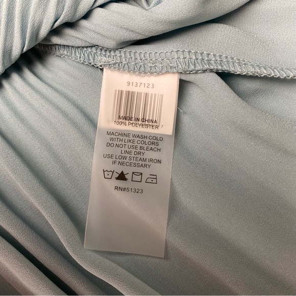 NWT Vince Camuto Off Shoulder Flowy Pleated Blouse Bell Sleeve Stretchy Top - Picture 8 of 9